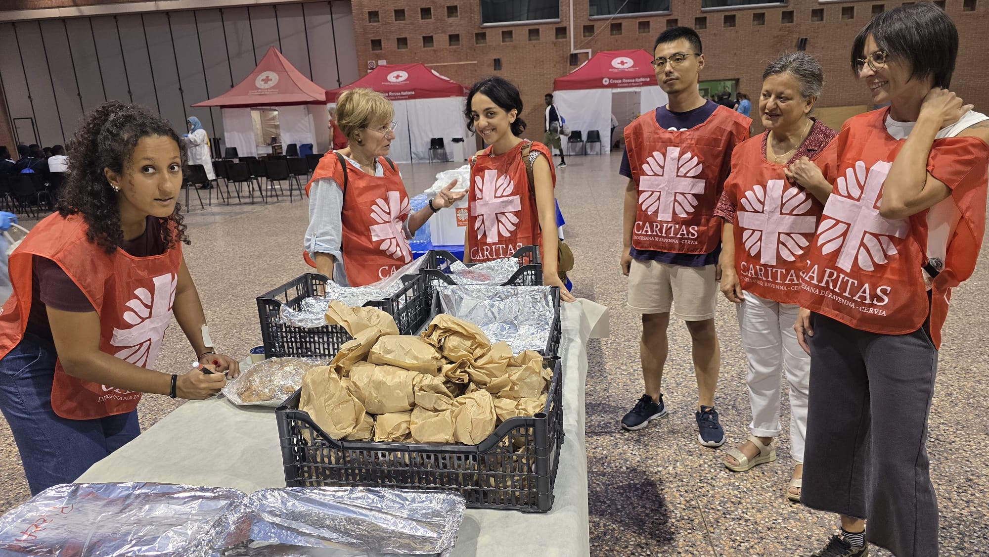 Volontari Caritas all'accoglienza dei migranti della Ocean Viking