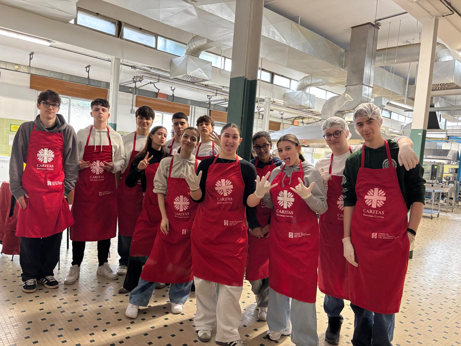 I ragazzi dell'Itis Nullo Baldini nella cucina della mensa della Caritas a Santa Teresa